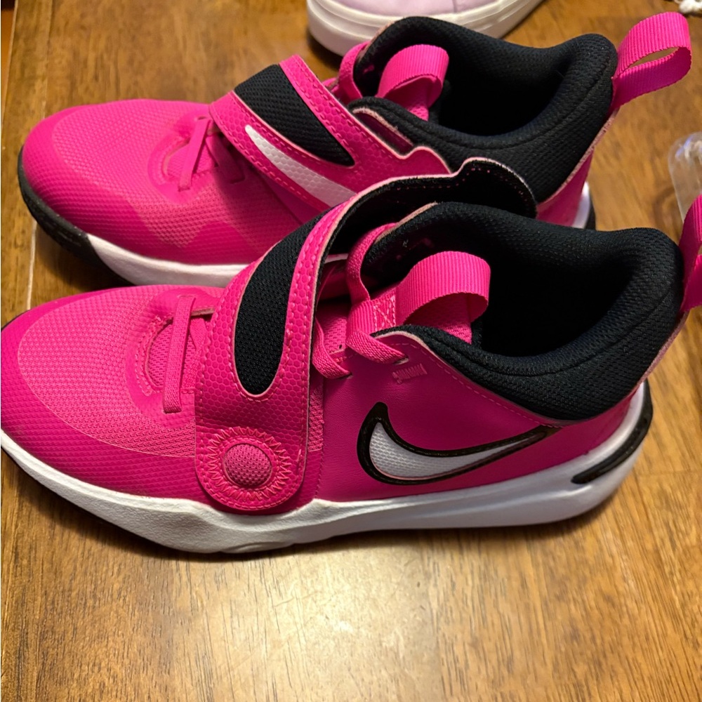 Girls Nike hustle d11 basketball sneakers. Size 4